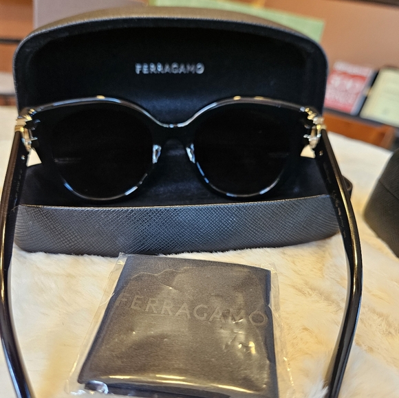 Salvatore Ferragamo SF1031S-001 53mm - Picture 8 of 12